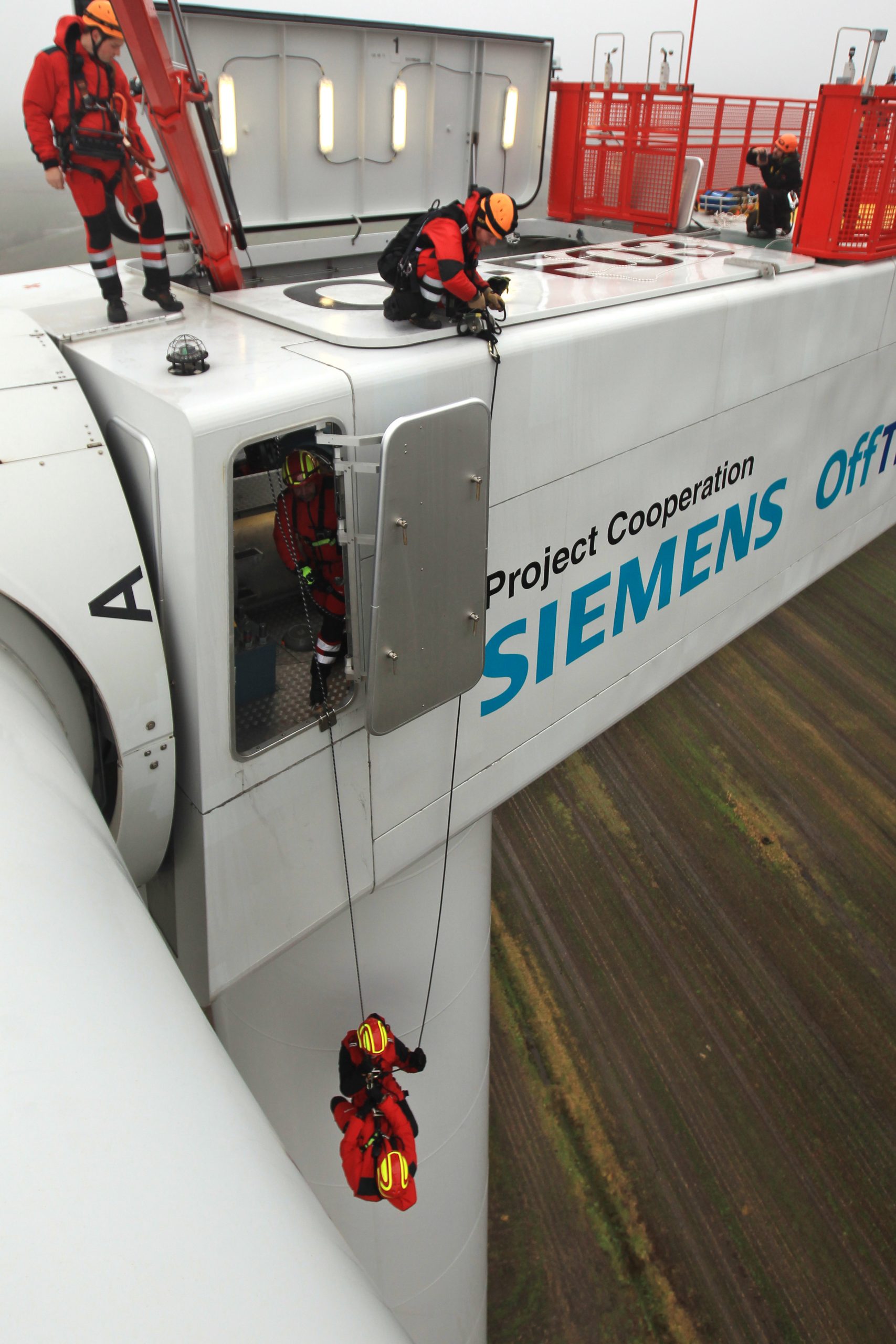 27.11.2013, Enge-Sande. Die Fa. Offtec organisiert Sicherheits- und Technik-Trainings im Bereich Windenergie, vor allem fuer den Offshore-Bereich. An einer Offshore-Windkraftanlagen des Typs Siemens SWT-3.6-120, die u.a. zu diesem Zweck an Land in Kuestennaehe gebaut wurde, wird geuebt. Mit Ingenieuren und Technikern wird das Abseilen von der Kanzel geuebt.

Siemens PresseONLY Mensch Menschen Person Personen Leute Mann Maenner Wirtschaft Technik Technologie technisch technologisch Rettung Hoehenrettung Abseilen ueben Uebung High-Tech Hightech Arbeit Beruf Berufe Arbeiten Arbeitsplatz Arbeitsplaetze Job Fachkraft Fachkraefte Fachkraeftemangel Facharbeiter Facharbeit Arbeitssicherheit Arbeitsschutz Unfallverhuetung Berufsunfall Arbeitsunfall Unfallverhuetungsmaßnahmen Sicherheit Sicherheitsvorschriften Sicherheitsmaßnahmen Unfall Gefahrenbereiche Gefahrenbereich gefaehrlich gefaehrliche Qualifikation qualifizieren qualifiziert Maschine Maschinen Maschinelle maschinell maritim maritime Energie Energien Energieversorgung Energiewirtschaft Strom Stromerzeugung Stromversorgung Kraftwerk Energiequelle Anlage Anlagen erneuerbare neue Oekostrom saubere sauber regenerative regenerativer regenerativ Oekostrom Oeko new energy sauberer Minikraftwerk oekologisches oekologisch Kleinkraftwerk gruener gruen Biostrom Energiewende Nachhaltig Nachhaltigkeit nachhaltige WKA Windrad Windraeder Windenergie Windkraft Windkraftanlage Windkraftanlagen Windstrom WEA Wind Windraeder Windrad  Windenergieanlage Windenergieanlagen Nordfriesland Servicemonteur Mechatroniker Techniker Hochformat HF Außen Außenaufnahme draußen Aussen Aussenaufnahme 

 Copyright/Foto:grafikfoto.de